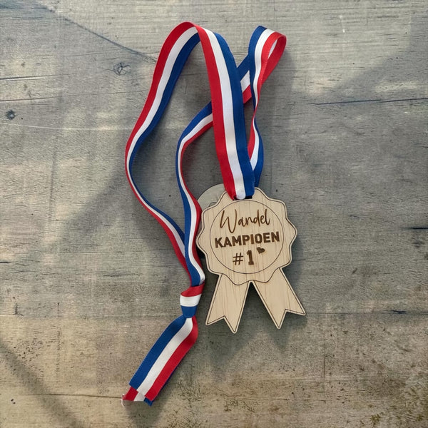 Avondvierdaagse houten hanger - Wandelkampioen