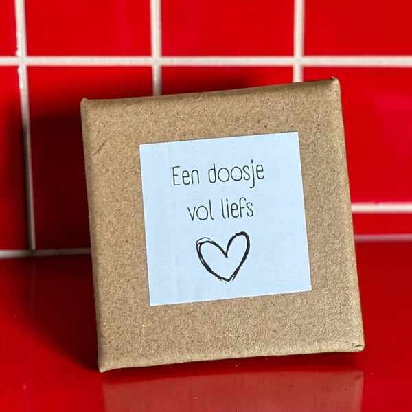 Doosje vol liefs glazen hartje