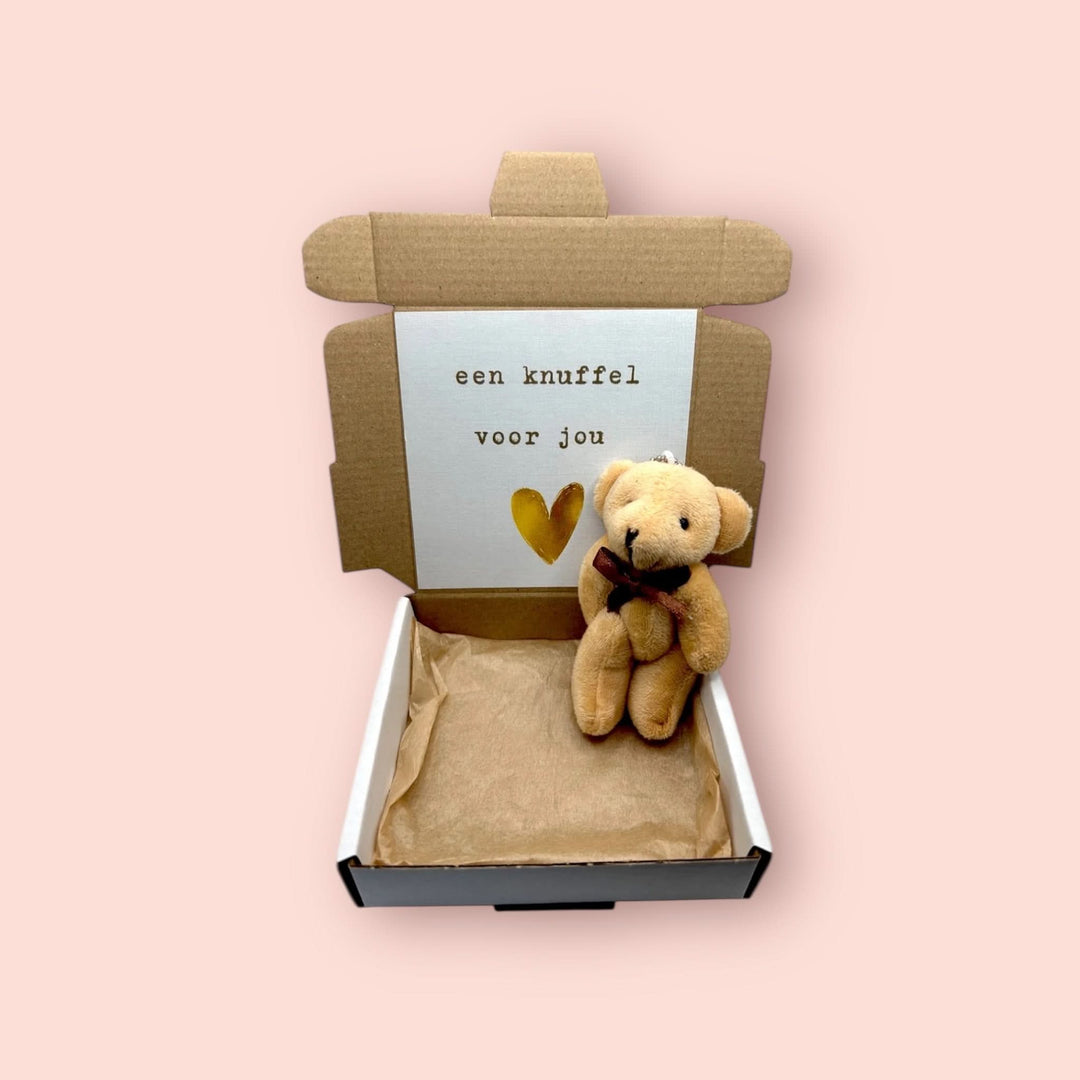Knuffel door brievenbus doosje beer 