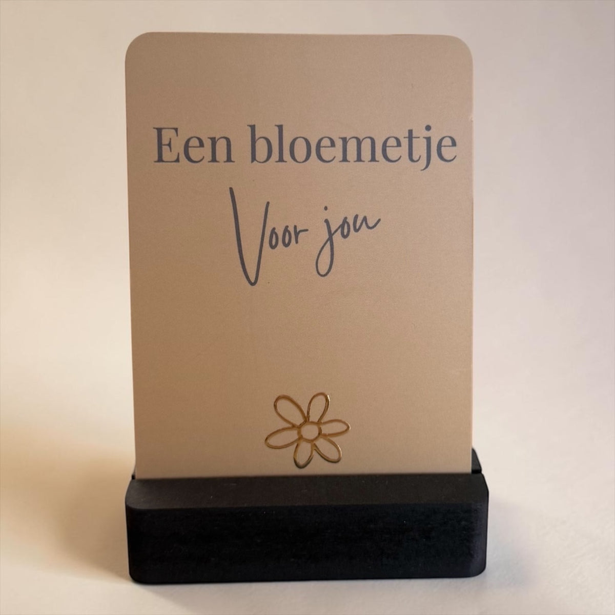 Kaartje op houder goudfolie een bloemetje voor jou