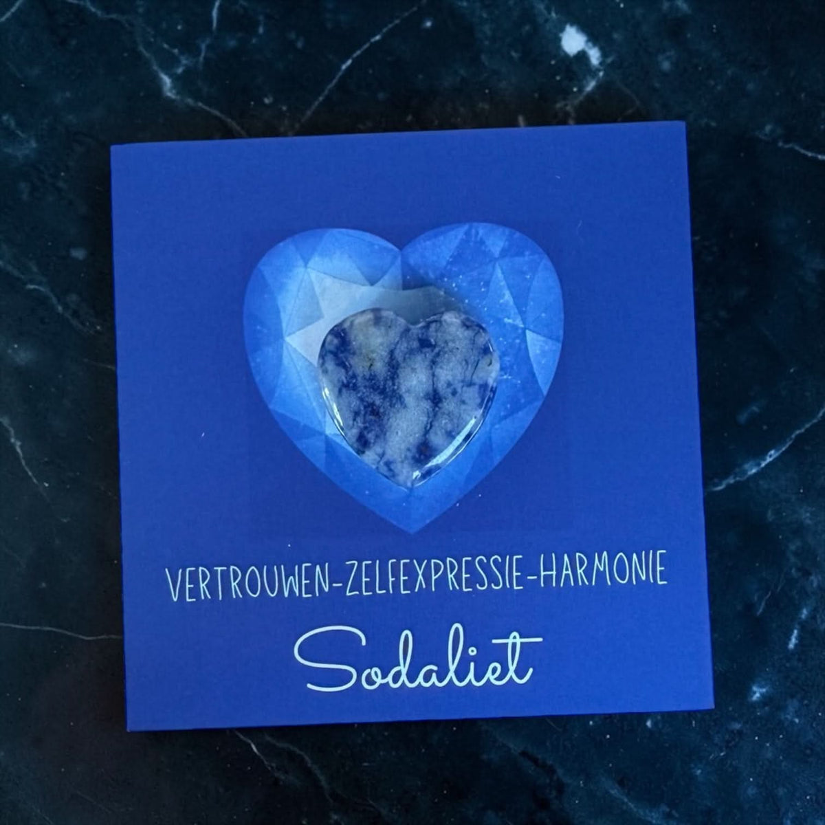 Hartje edelsteen op kaartje Sodaliet