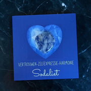 Hartje edelsteen op kaartje Sodaliet