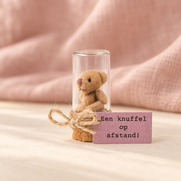 Beer in flesje knuffel afstand bruin