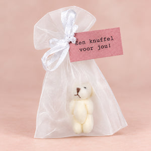 Wit beertje in organza zakje Een knuffel voor jou