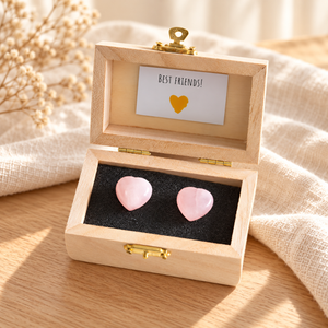 Rozenkwarts harten in houten cadeaukistje – Best friends