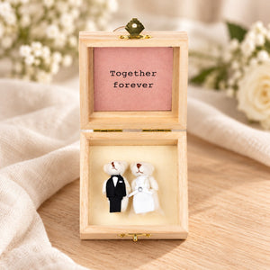 Bruidspaar beertjes in houten cadeaukistje – Together forever