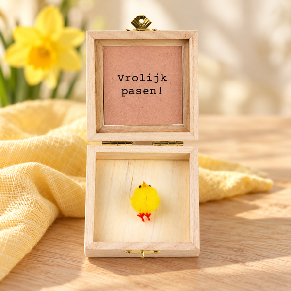 Paascadeau kuiken in houten cadeaukistje – Vrolijk Pasen