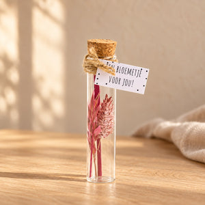 Droogbloemenflesje in warme natuurlijke omgeving