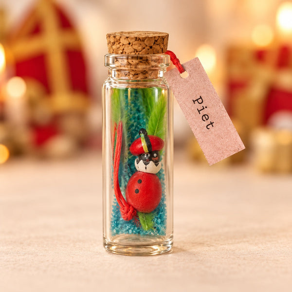 Pietje in flesje met feestelijke Sinterklaasachtergrond