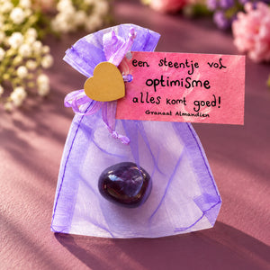 Granaat almandien knuffelsteen in cadeauzakje – Optimisme