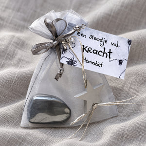 Hematiet knuffelsteen in cadeauzakje – Kracht