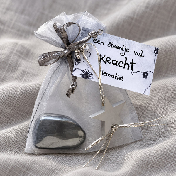 Hematiet knuffelsteen in cadeauzakje – Kracht
