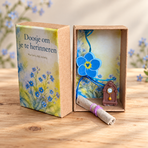 Doosje om je te herinneren open met bloemhanger klokje en briefje