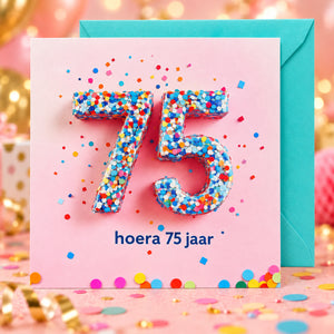Hoera 75 jaar confettikaart met turquoise envelop achter de kaart