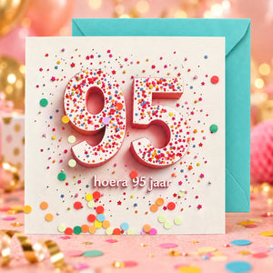 Hoera 95 jaar confettikaart met turquoise envelop achter de kaart