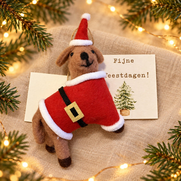 Kersthanger hondje in kerstmanpak met kaartje Fijne feestdagen en kerstachtergrond