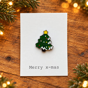 Kerstboom pin op cadeaukaartje – Merry x-mas