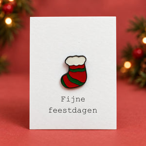 Kerstpin kerstsok op kaartje Fijne feestdagen