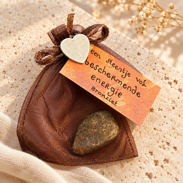 Knuffelsteen Bronziet in organza cadeauzakje met tekstkaartje