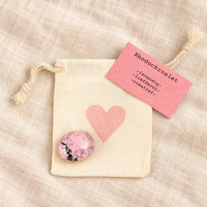 Knuffelsteen- Rhodochrosiet – in cadeauzakje