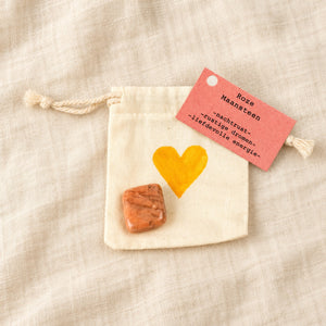 Knuffelsteen- Roze Maansteen – in cadeauzakje