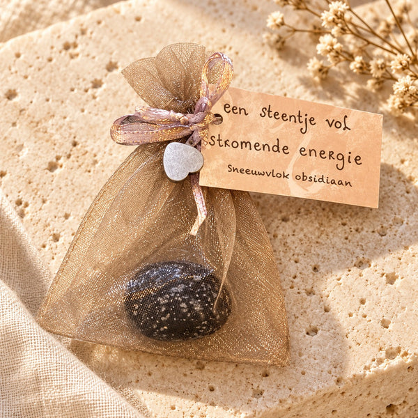 Knuffelsteen Sneeuwvlokobsidiaan in organza cadeauzakje met tekstkaartje