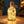 Fles vol lichtpuntjes met warme lichtjes op een houten tafel