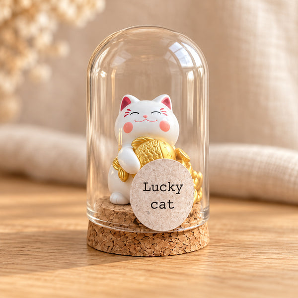Lucky cat in glazen stolp op warme natuurlijke achtergrond