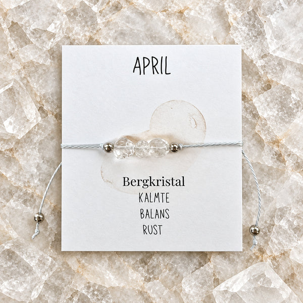 Maandarmband april op bijpassende edelsteenachtergrond