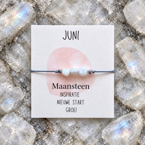 Maandarmband juni op bijpassende edelsteenachtergrond
