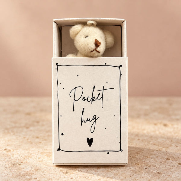 Pocket hug – wit beertje in doosje met een warme beige achtergrond