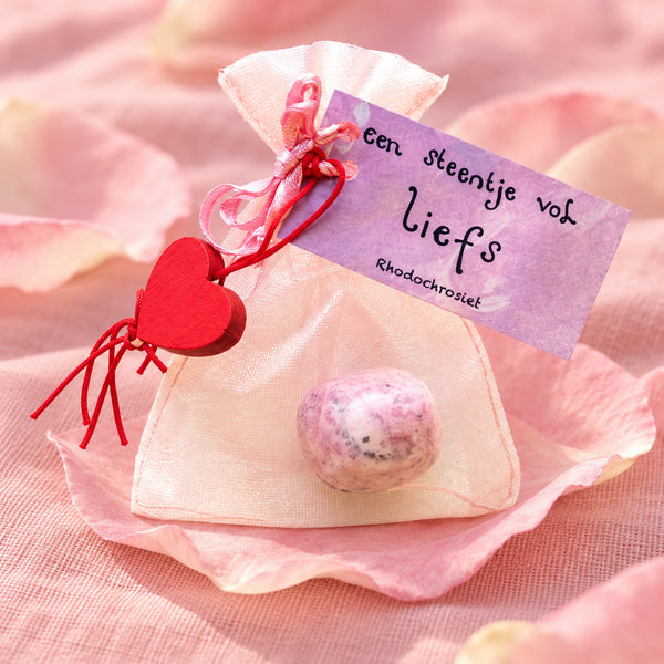 Rhodochrosiet knuffelsteen in cadeauzakje – Liefs