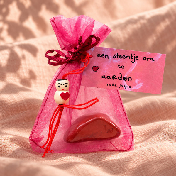 Rode jaspis knuffelsteen in cadeauzakje – Aarden