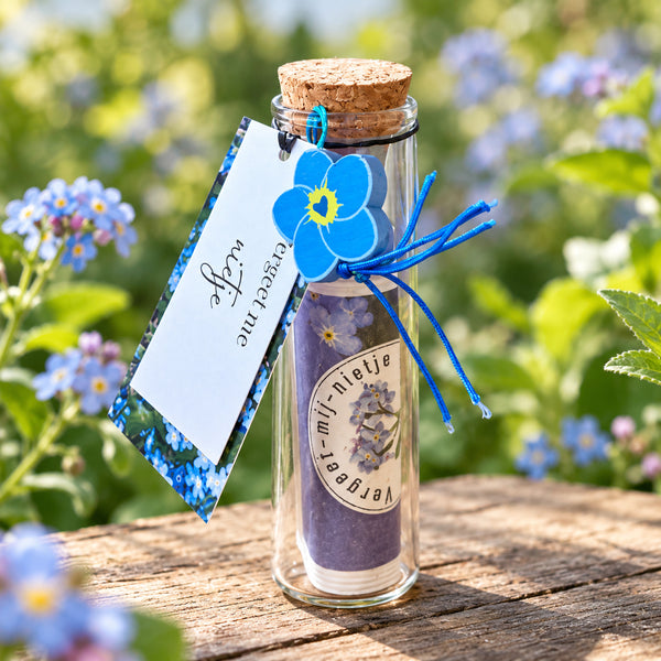 Vergeet me nietje zaden in glazen buisje met blauwe bloem