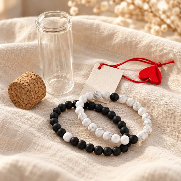 Set vriendenarmbanden zwart-wit met glazen cadeaubuisje