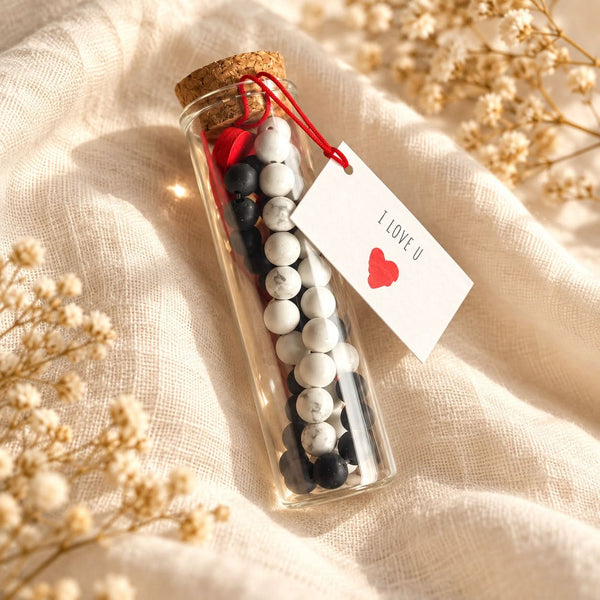 Set van twee zwart-witte vriendenarmbanden in glazen cadeaubuisje