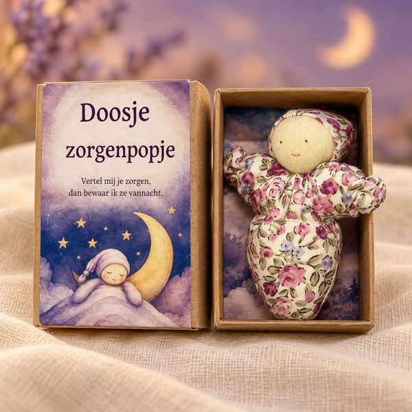 Stoffen zorgenpopje in doosje met maanillustratie